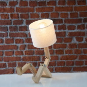 Roztomilá stolní lampa s dřevěným ohebným podstavcem